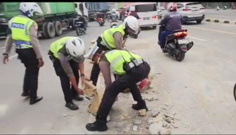 Respons Cepat Sat Lantas Polres Metro Bekasi Kota Atasi Kemacetan Akibat Kecelakaan di Flyover Summarecon