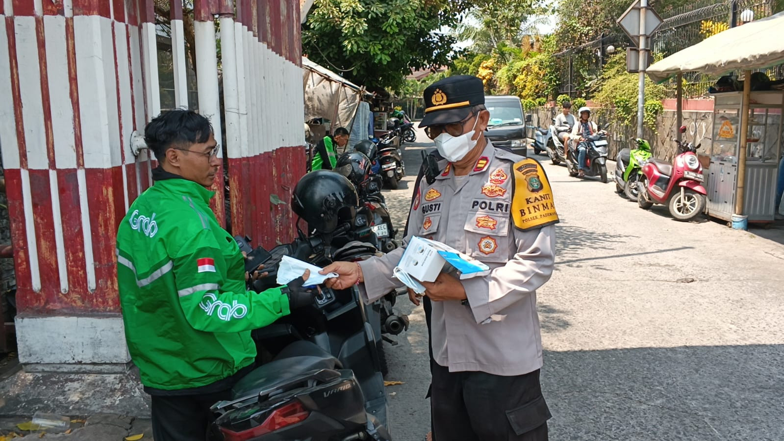 Pembagian Masker, Polsek Pademangan Peduli Kesehatan Warga di Tengah Paparan Abu Vulkanik