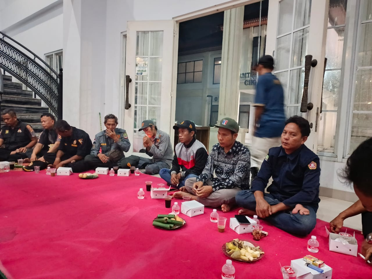 Polsek Bantargebang Gelar "Ngopi Kamtibmas" Bersama Sat Kamling di Ciketing Udik
