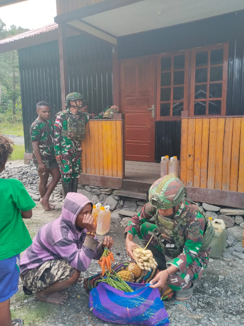 Peduli Perekonomian Masyarakat, Satgas Yonif 715/Mtl Borong Hasil Bumi Mama Papua