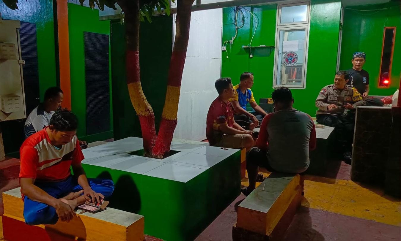 Bhabinkamtibmas Sumurbatu Hadiri Rapat Warga RT 07, Dukung Persiapan HUT Ke-80 RI