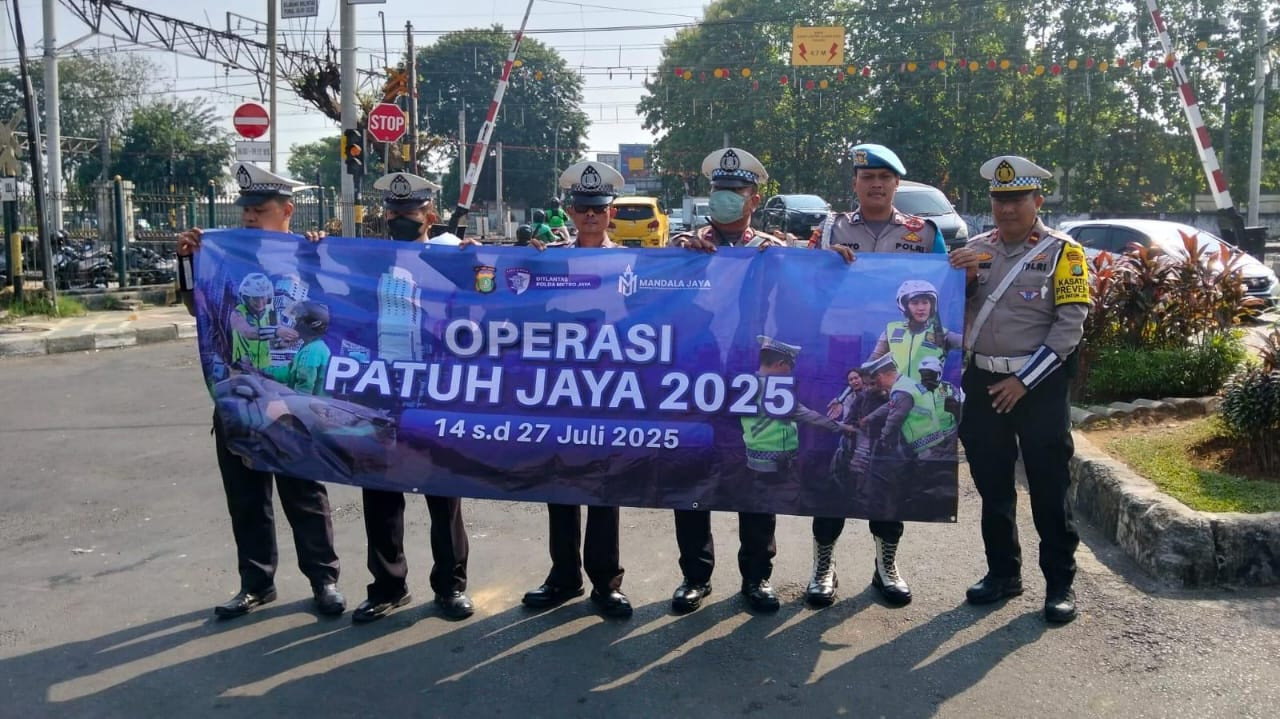 Operasi Patuh Jaya 2025: Polres Metro Bekasi Kota Gencarkan Edukasi Humanis di Stasiun Bekasi