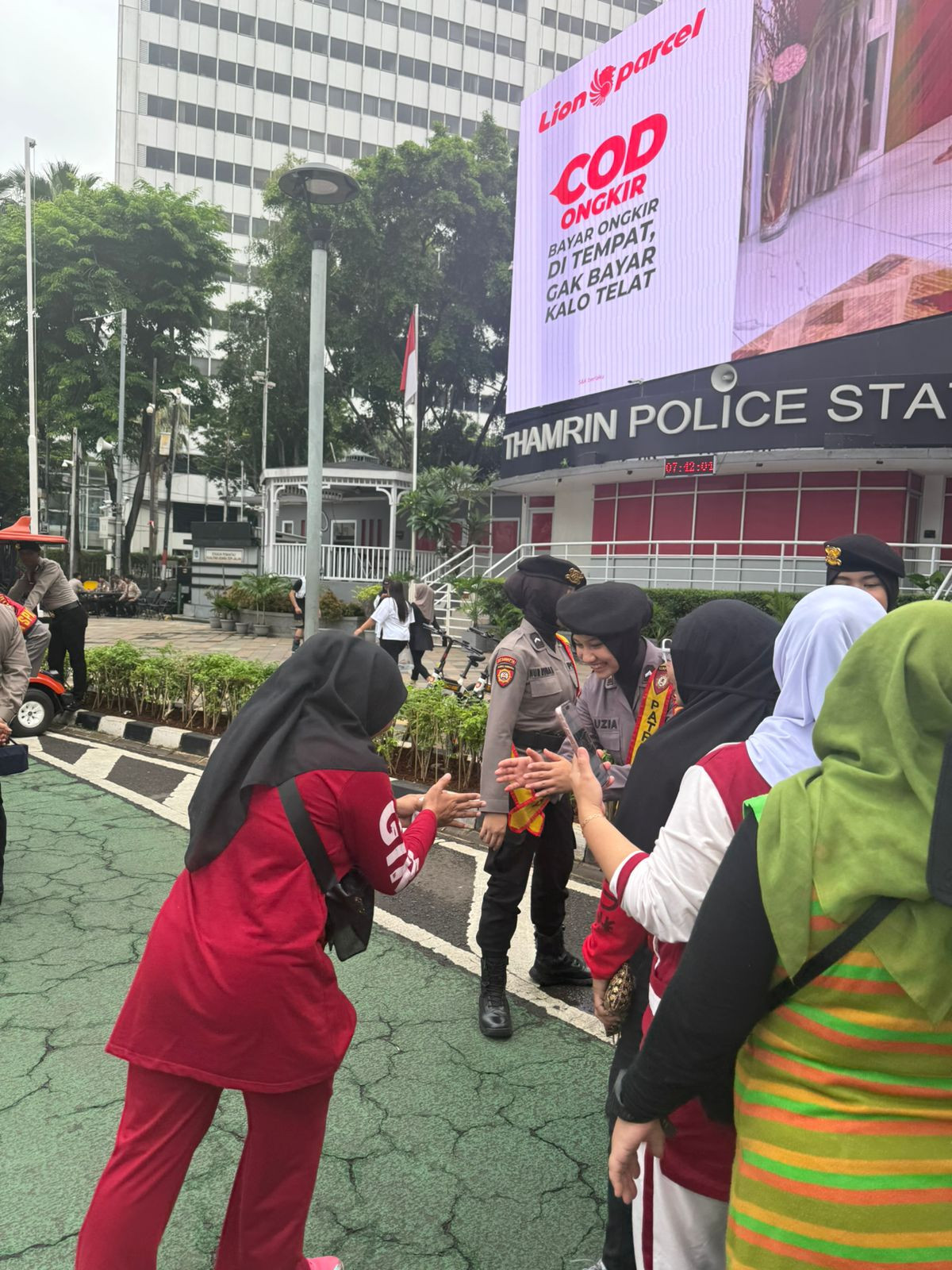 Polwan Ditsamapta Polda Metro Jaya Hadir Humanis, Berikan Pelayanan di CFD Sudirman-Thamrin