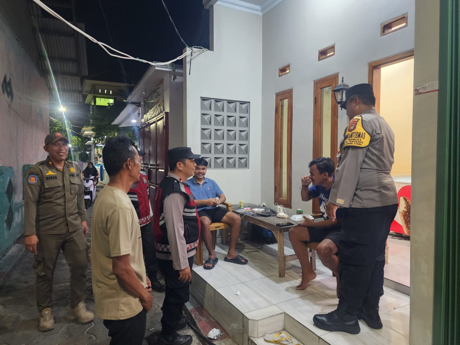 Jakarta On The Spot, Polsek Kepulauan Seribu Utara Sosialisasikan Layanan Polisi 110 dan Perkuat Kamtibmas Dini Hari