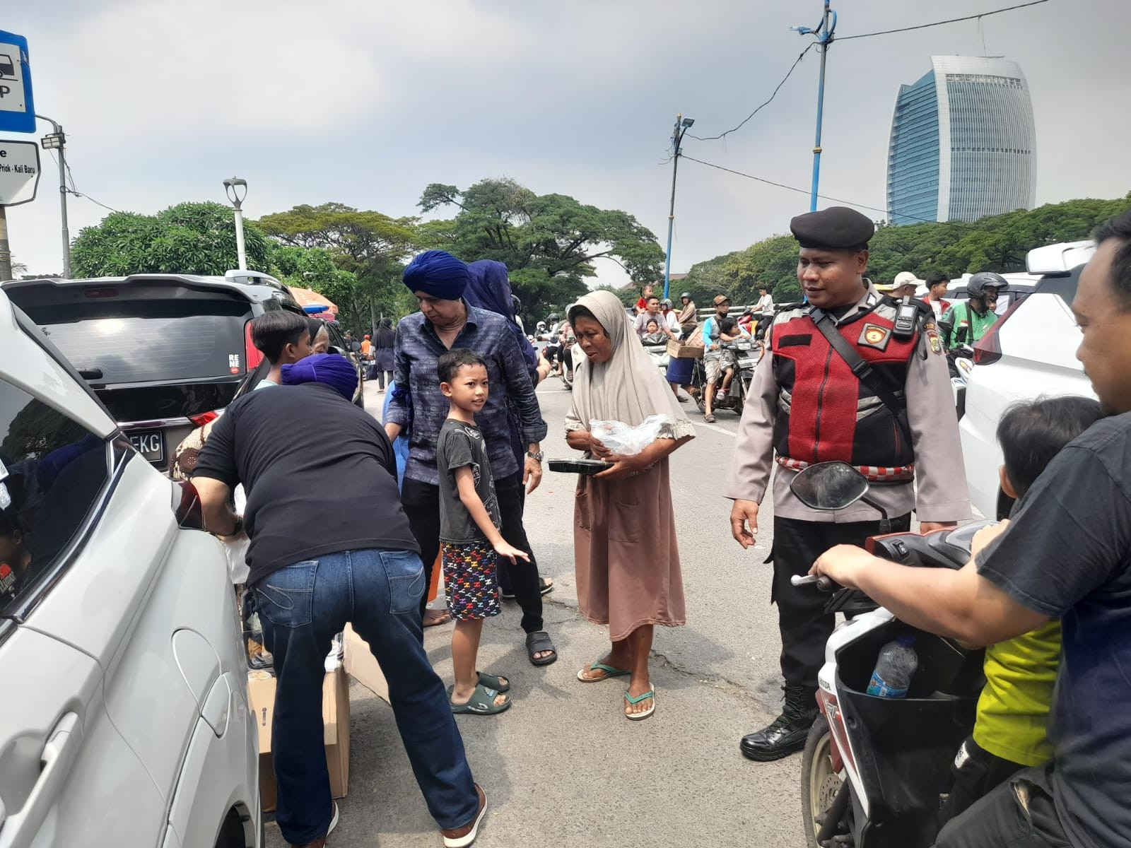 Polsek Koja Amankan dan Monitoring Pembagian 820 Paket Makan Siang Gratis di Kecamatan Koja