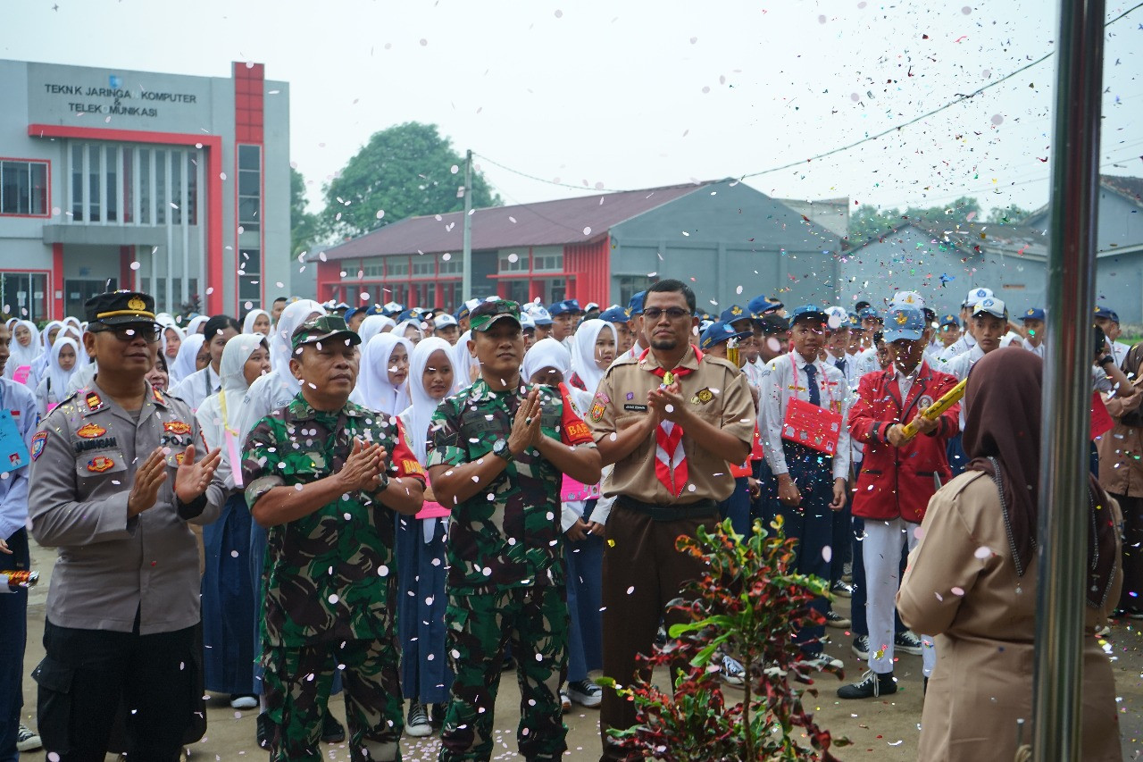 Sinergitas TNI- Polri Hadiri Pembukaan MPLS di SMKN 15 Kota Bekasi Wilayah Kelurahan Padurenan