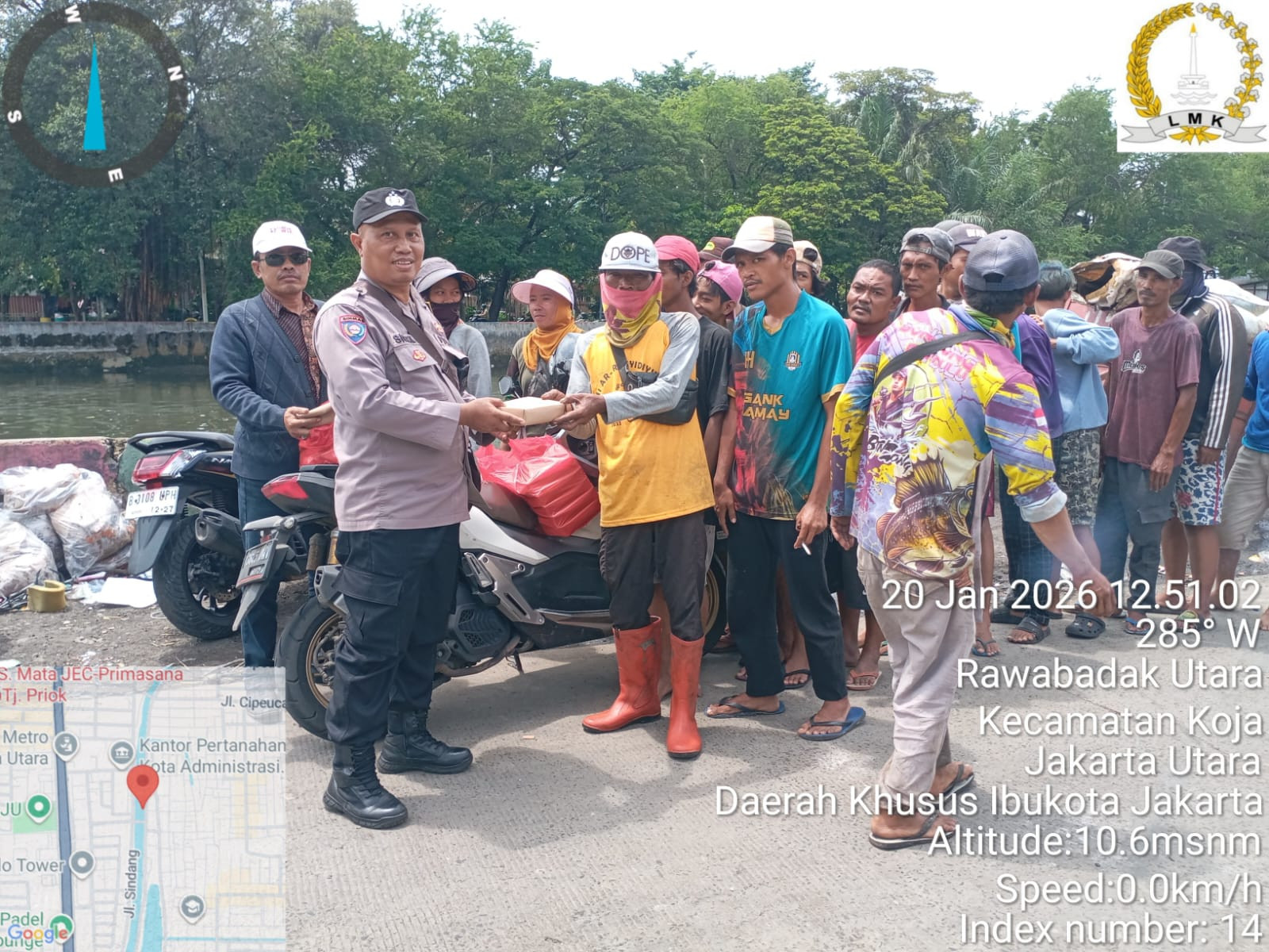 Polisi Salurkan Bantuan Nasi Kotak untuk Warga Terdampak Genangan di Rawabadak Utara