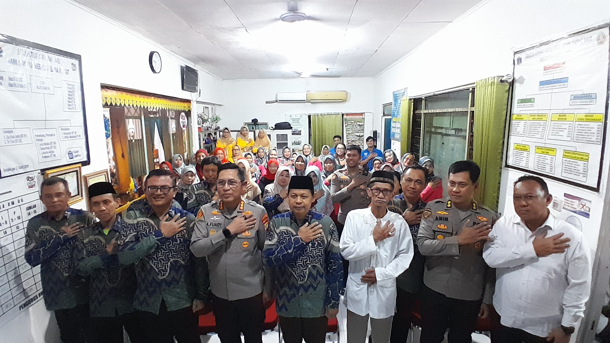 Kapolres Metro Jakarta Utara Serap Aspirasi Warga Lewat Program "Ngopi Kamtibmas" di RW 06 Kelapa Gading Timur