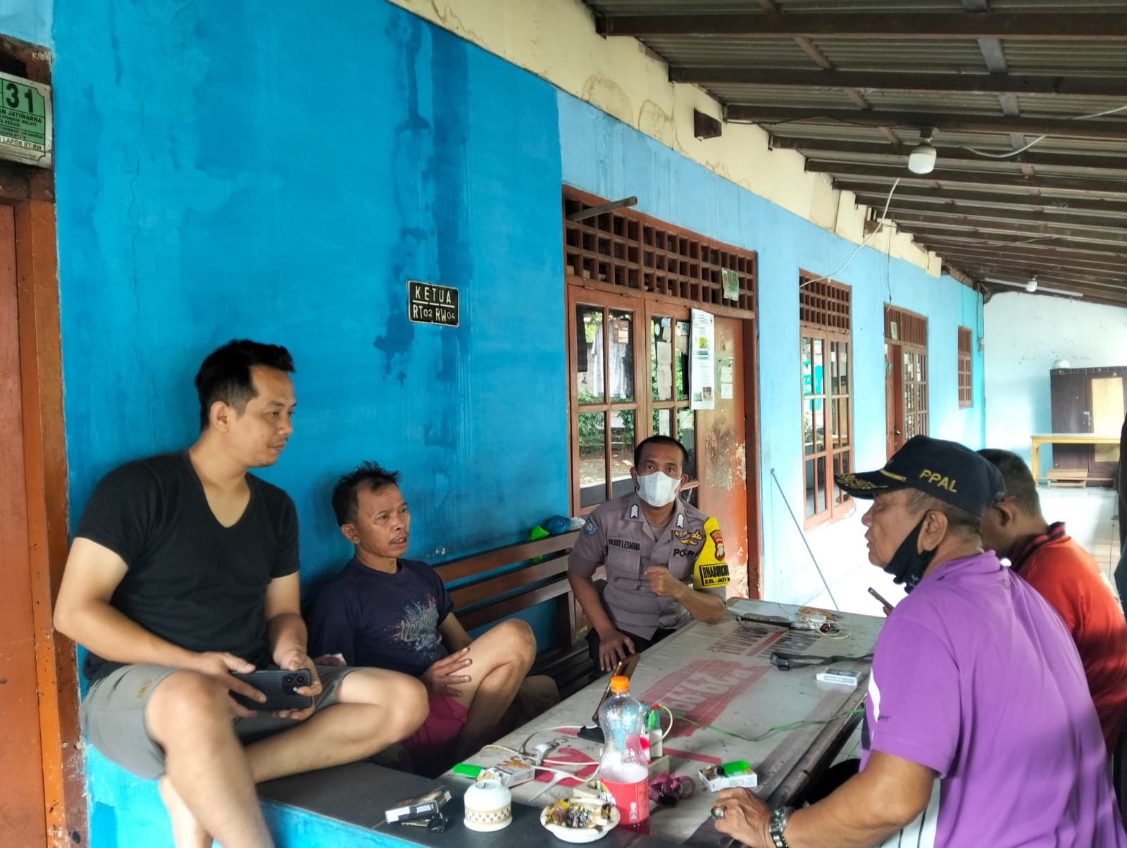 Bhabinkamtibmas Jatiwarna Sambangi Pos Keamanan Perumahan Pondok Cemara, Imbau Tingkatkan Kewaspadaan