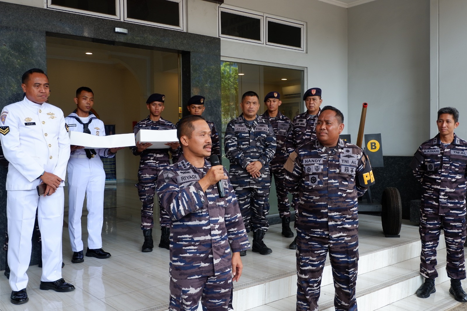 Polres Metro Jakarta Utara dan Polsek Pademangan Berikan Ucapan Selamat HUT TNI AL ke-80 di Mako Kodaeral III