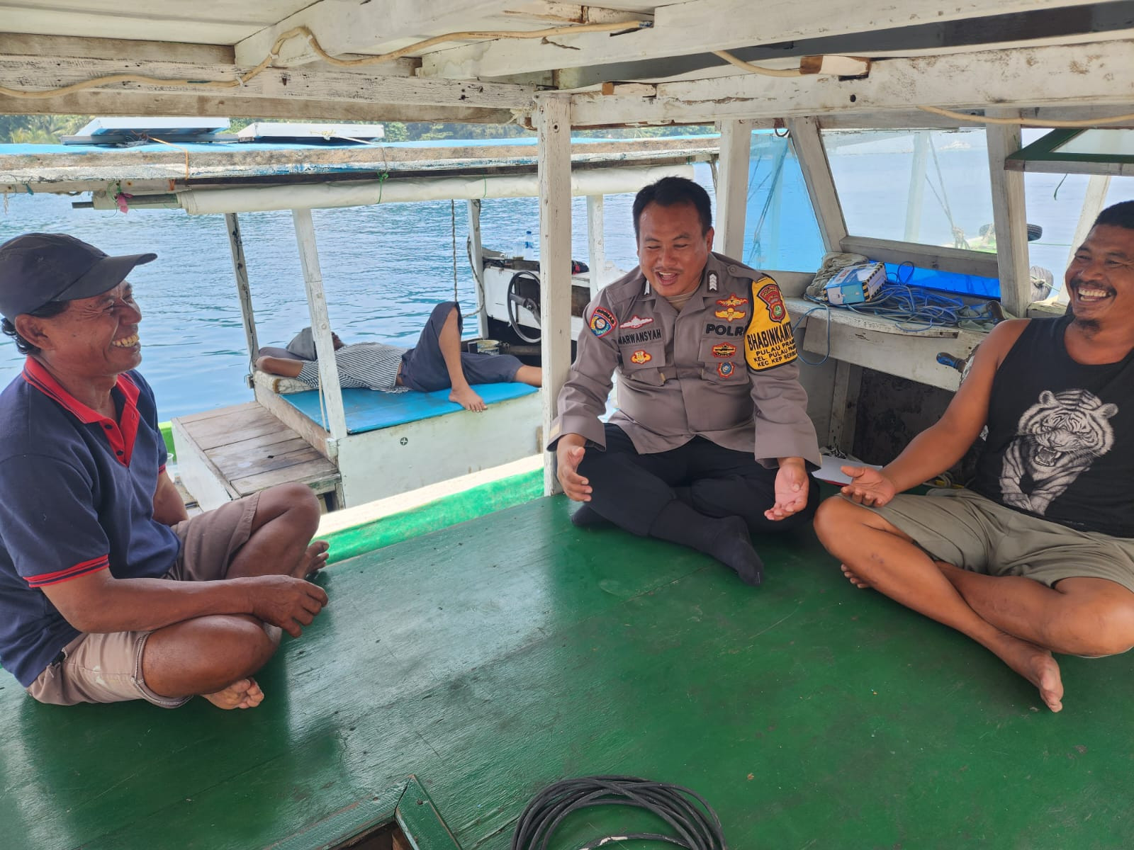 Bhabinkamtibmas Pulau Pramuka Sosialisasikan Layanan Polisi 110, Ajak Warga Jaga Keamanan
