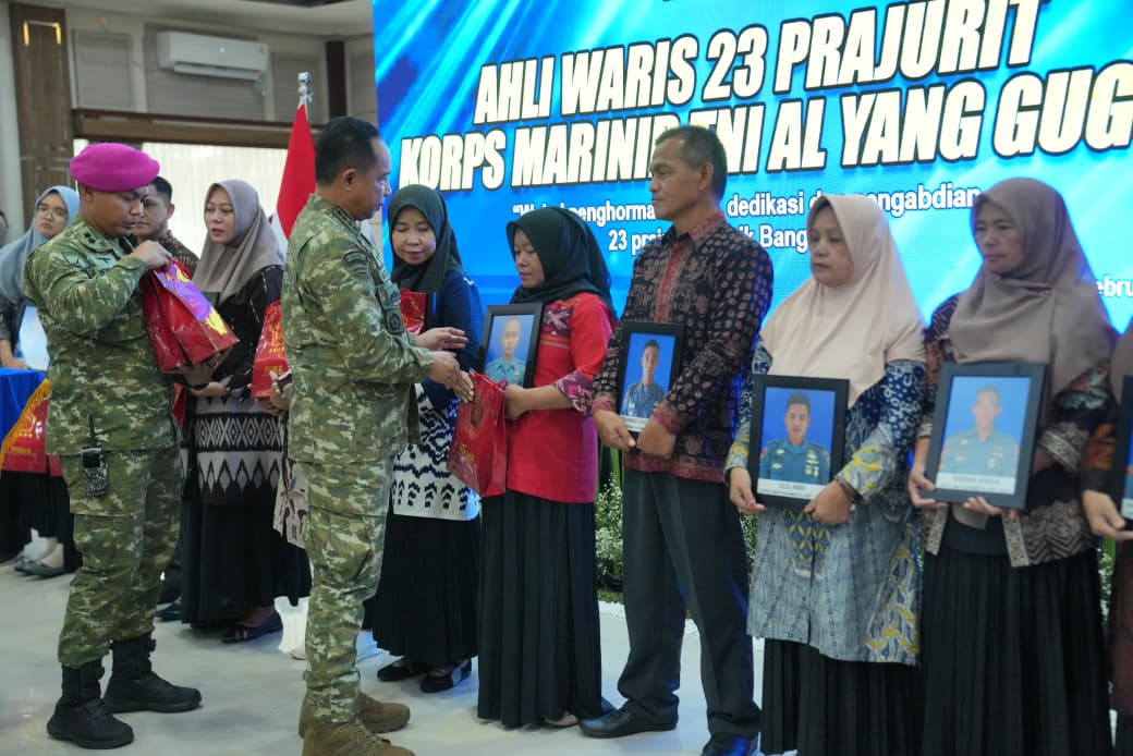 Wujud Empati, Panglima TNI Hadir Kuatkan Keluarga Prajurit Marinir yang Gugur