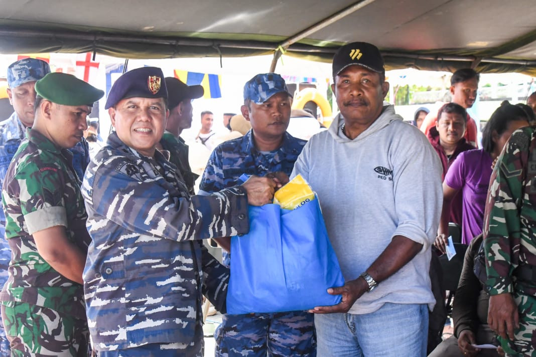 TNI Prima-TNI Rakyat-Indonesia Maju, Sinergi TNI di Maluku Gelar Pasar Murah dan Pembagian Sembako Songsong HUT Ke-80 TNI