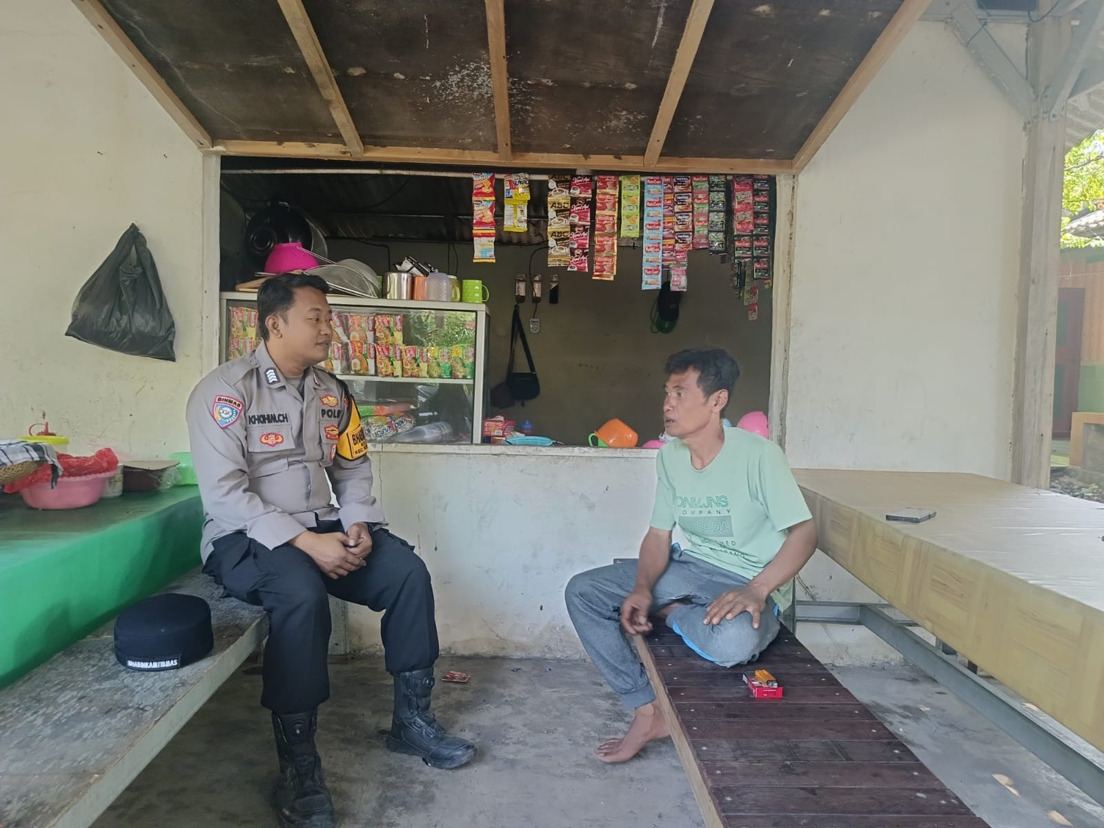 Bhabinkamtibmas Pulau Pari Jakarta On The Spot Sambang Warga, Sosialisasikan Layanan Polri 110 dan Ajak Jaga Kamtibmas