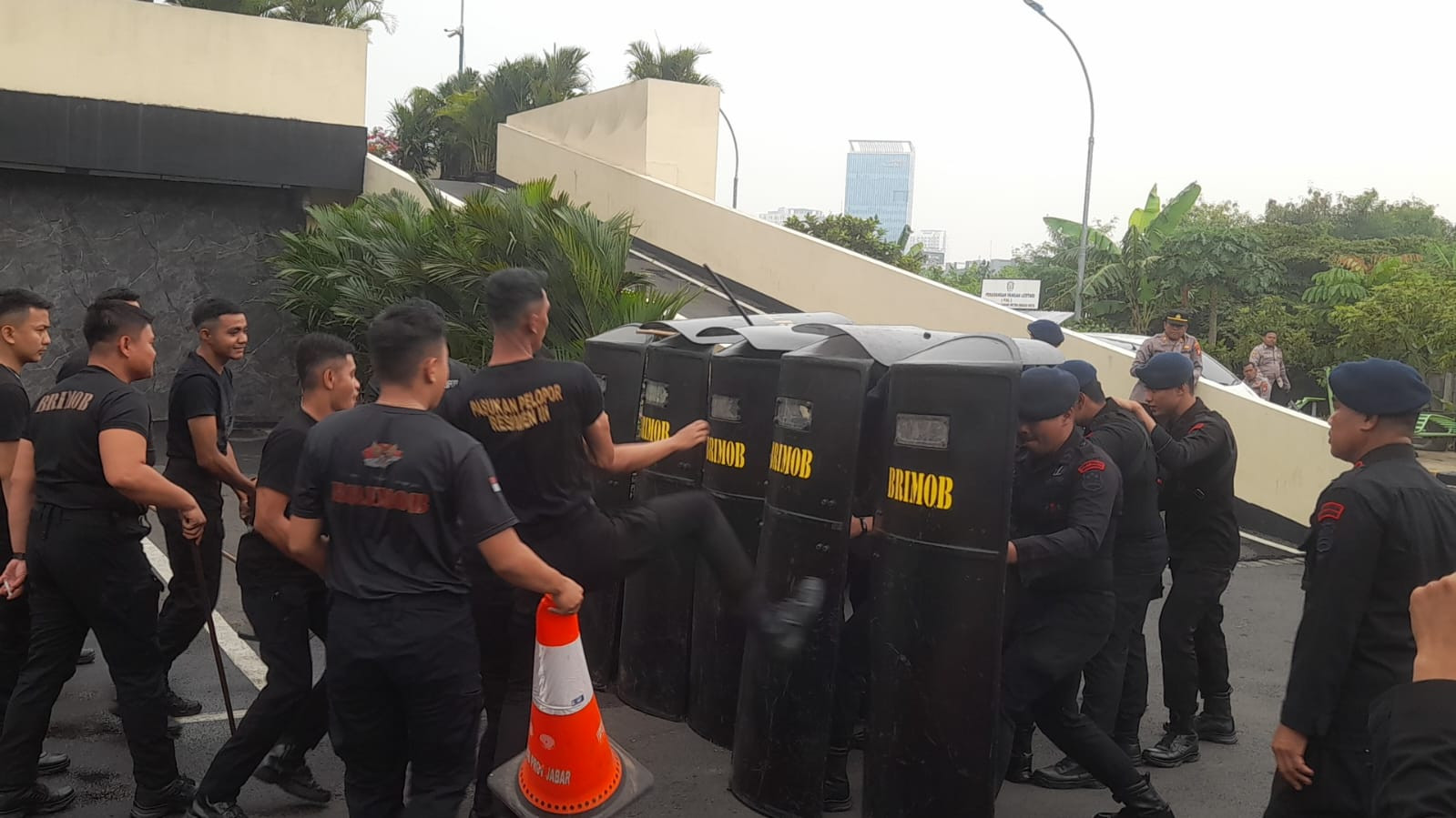Latihan Gabungan Penanggulangan Aksi Unras Resimen Pelopor Mabes Polri