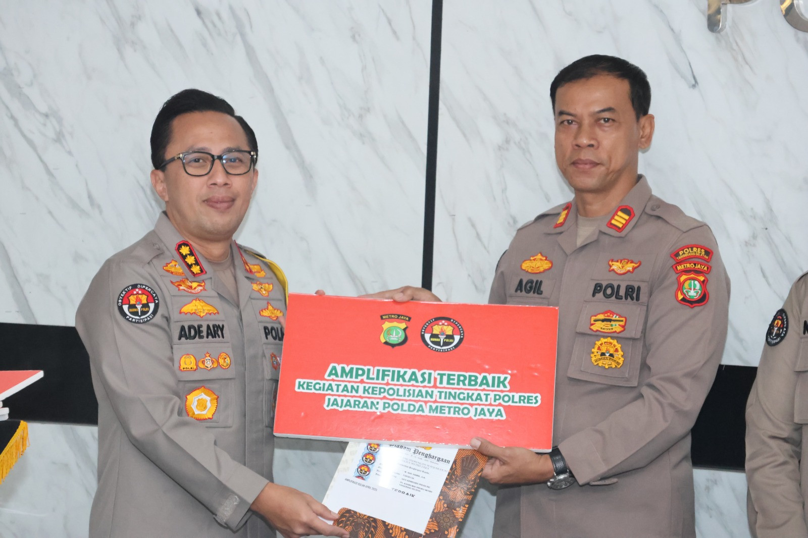 Apresiasi Kinerja, Kabid Humas Polda Metro Jaya Beri Penghargaan Kepada Personel Terbaik