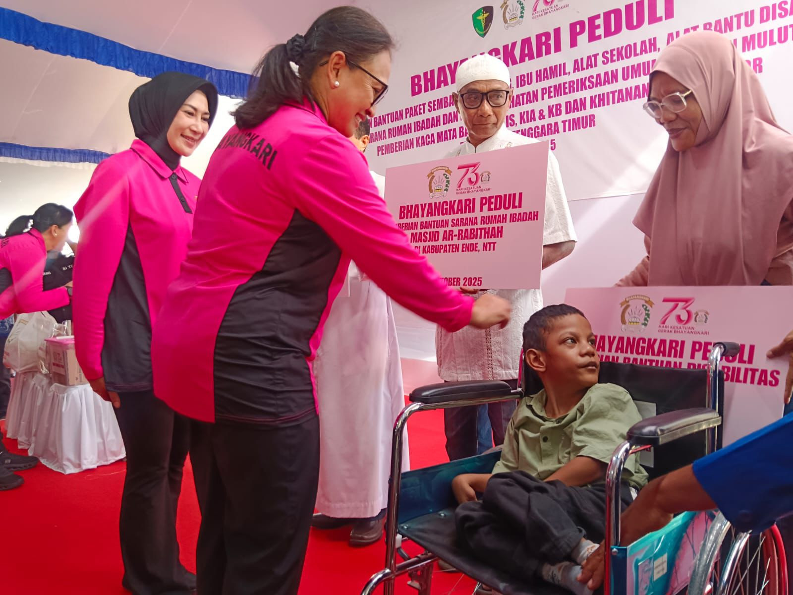Ketua Umum Bhayangkari Salurkan 5.000 Paket Bansos, Gelar Bakti Kesehatan dan Religi di Ende, NTT