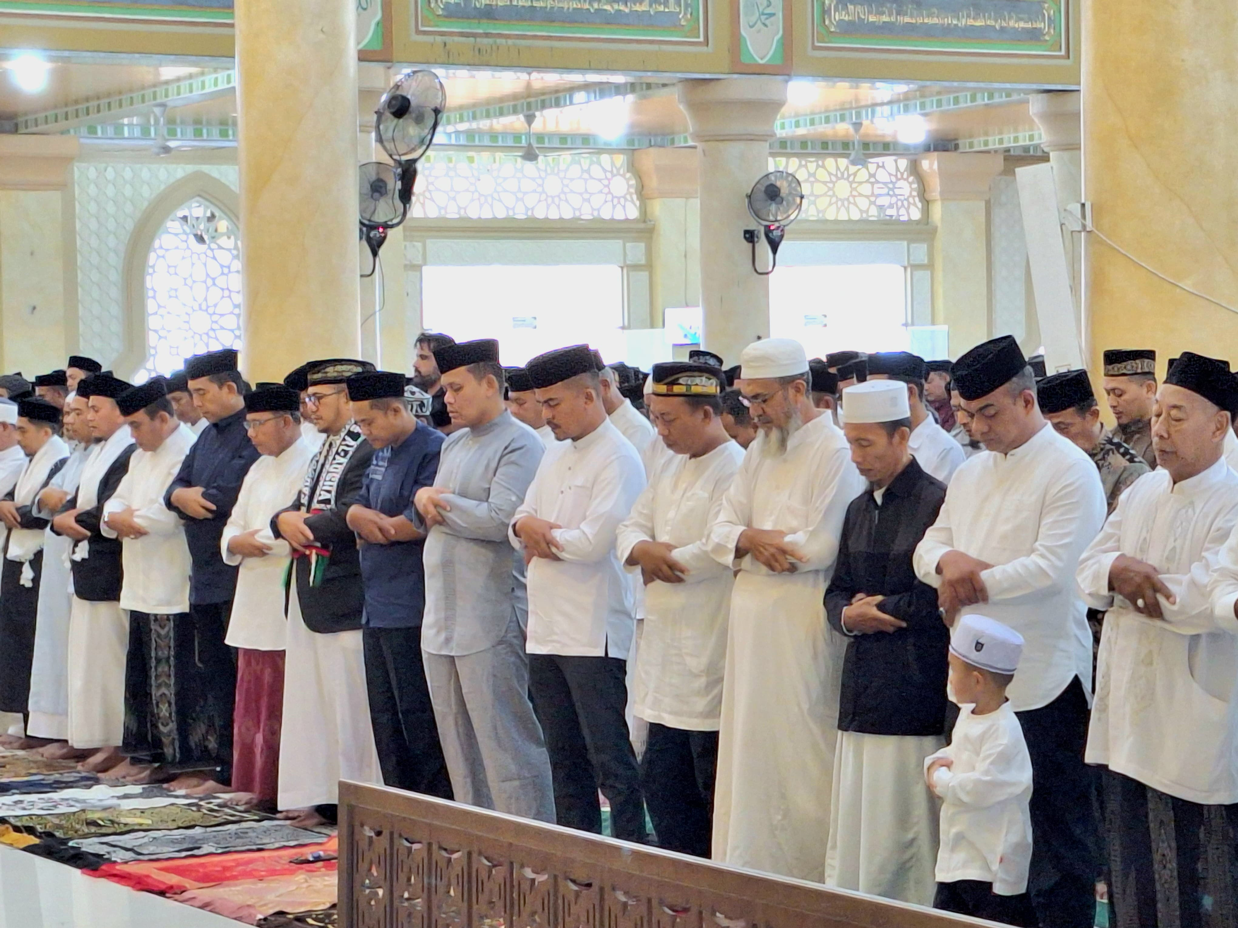 Danlanal Simeulue Bersama Forkopimda Kabupaten Simeulue Laksanakan Sholat Idul Adha 1446 H di Masjid TGK Khalilullah