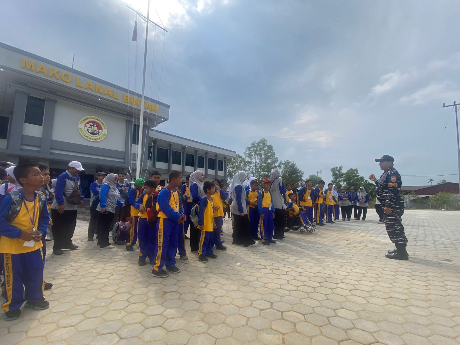 Lanal Bintan Dampingi Siswa/Siswi SLB Negeri 2 Tanjungpinang Kunjungi Kapal Perang