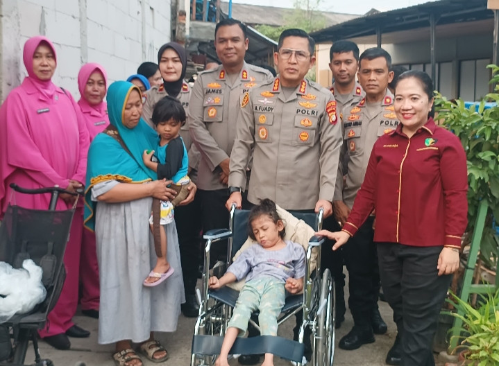 Wujud Kepedulian Polri: Kapolres Metro Jakarta Utara Serahkan Kursi Roda kepada Anak Disabilitas di Kelapa Gading