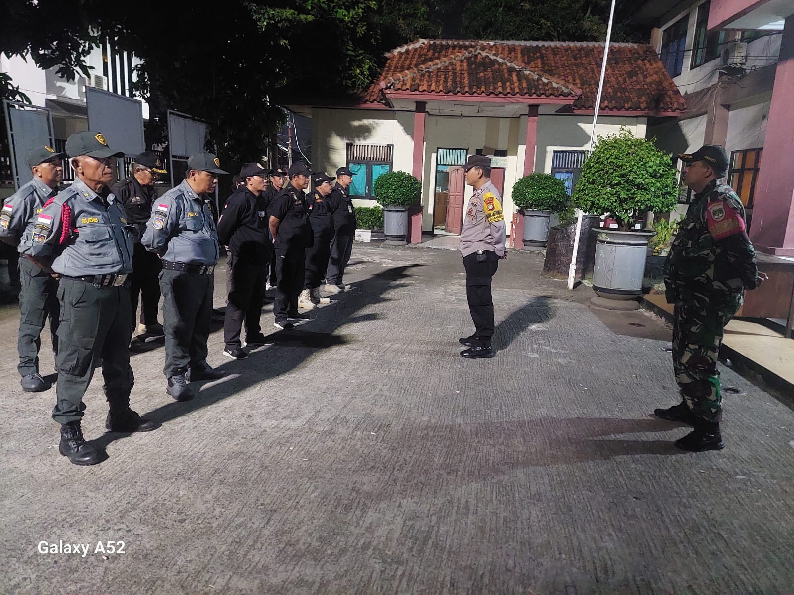 POLSEK PONDOK GEDE GELAR PATROLI BERSAMA POKDARKAMTIBMAS, TINGKATKAN KESIAGAAN DI JATICEMPAKA