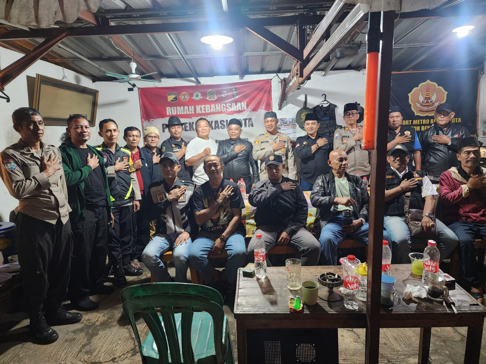 Ngopi Kamtibmas Kapolsek Bekasi Barat Bersama Pokdarkamtibmas dan Tokoh Masyarakat