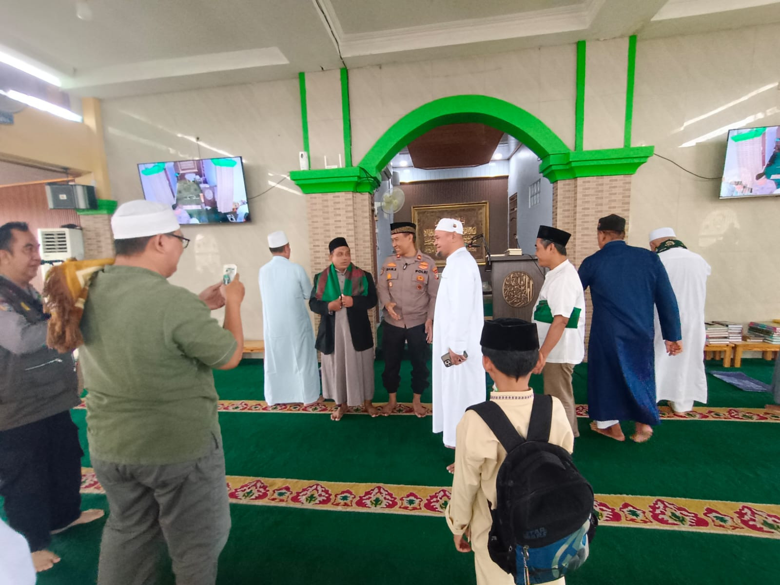 Silaturahmi, Himbauan Kamtibmas, dan Sholat Jumat Keliling Kapolsek Bekasi Utara