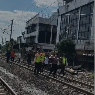 Polisi Sigap Berikan Pertolongan kepada Anak Kecil yang Terserempet Kereta di Pademangan