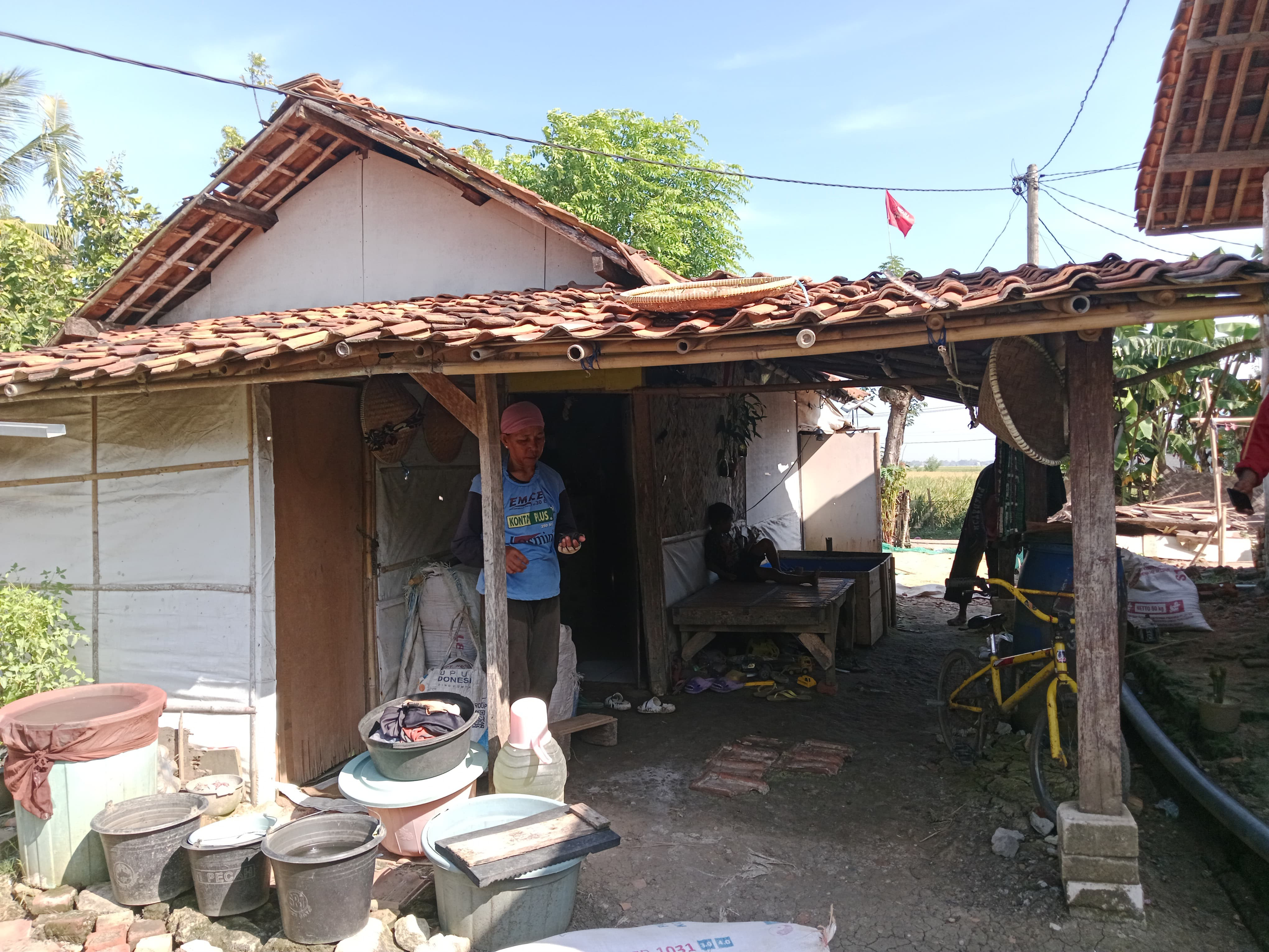 Hidup Sebatang Kara Rumah Nenek Enih Nyaris Roboh, Pemerintah Desa Harap Bantuannya