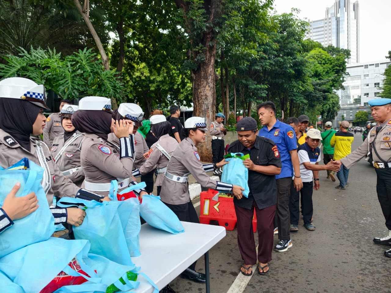 Polda Metro Jaya Bersama Mitra Gelar Jumat Peduli Tingkatkan Kepedulian Sosial