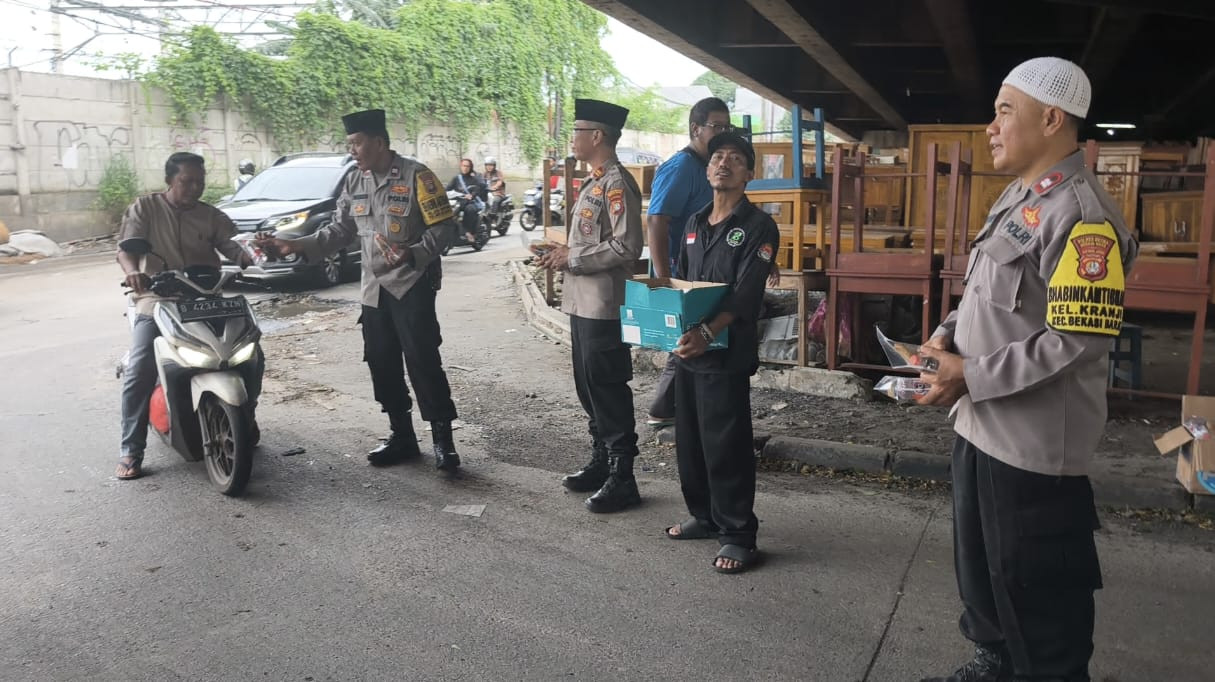 Berbagi Berkah Ramadhan, Polsek Bekasi Barat Bagikan Ratusan Paket Takjil di Kranji