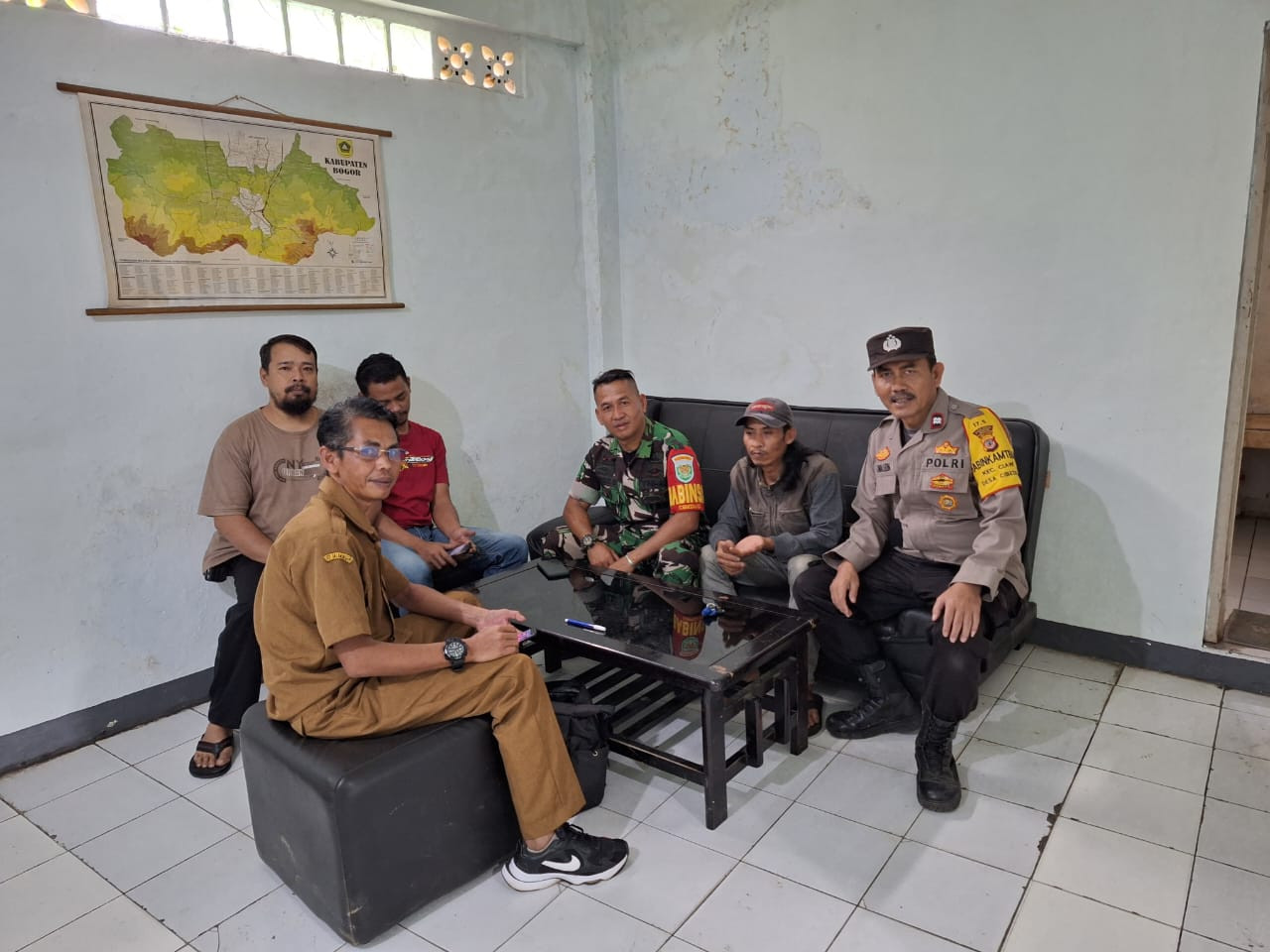 Bhabinkamtibmas Polsek Ciawi Perkuat Sinergitas dengan TNI dan Tokoh Masyarakat di Desa Cibedug