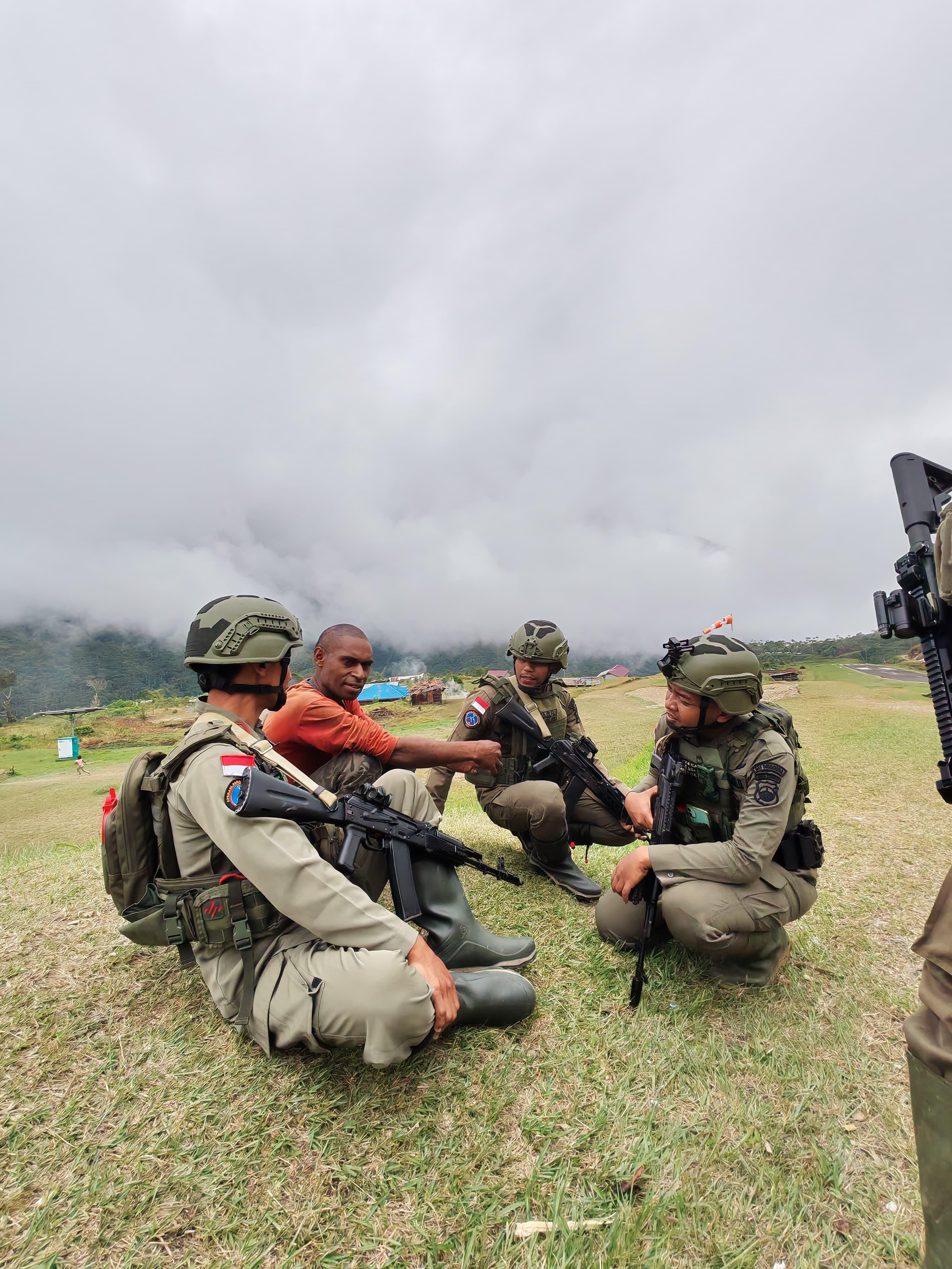 Satgas Operasi Damai Cartenz Laksanakan Patroli Humanis di Kiwirok, Perkuat Kedekatan dengan Warga
