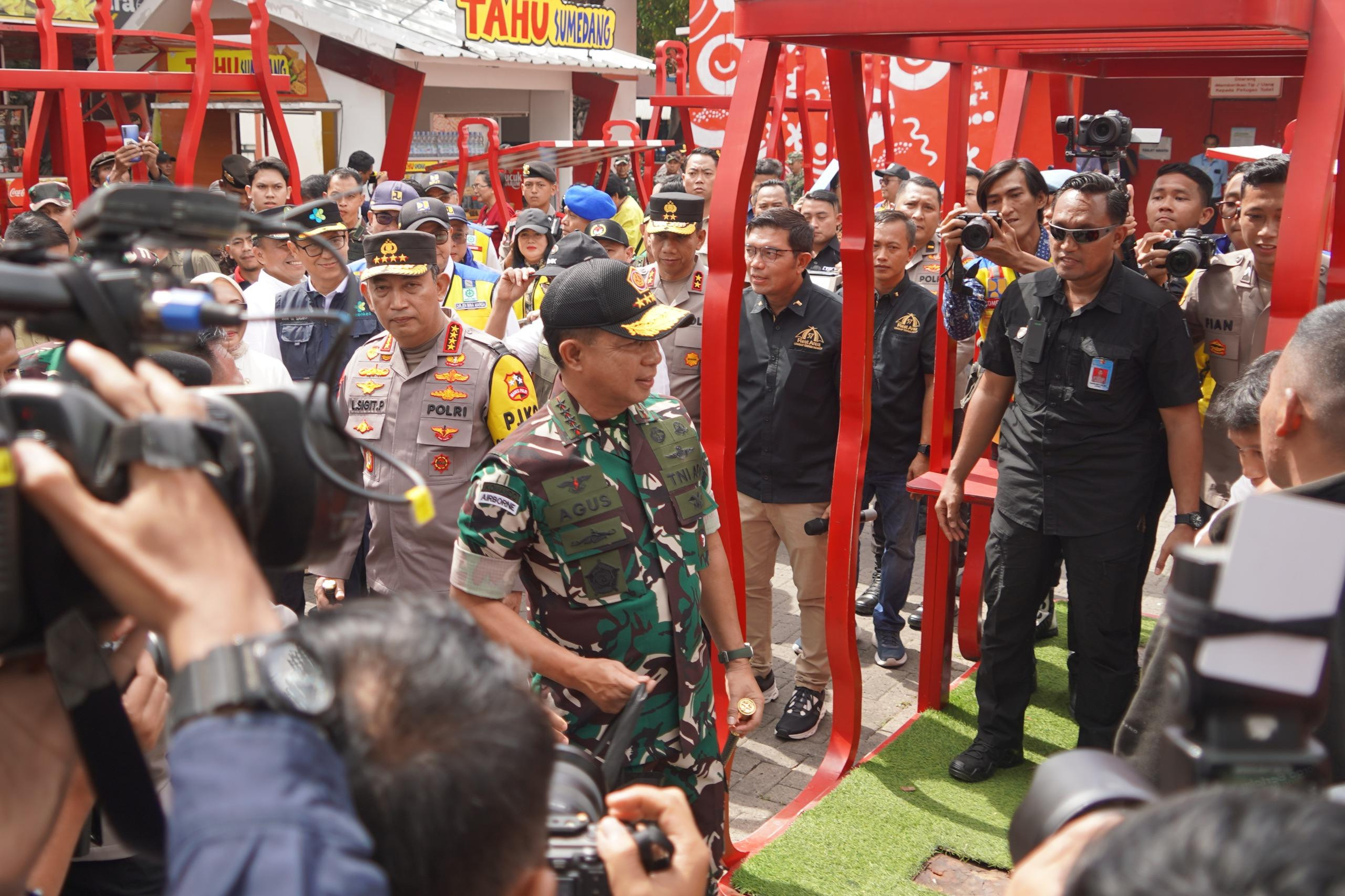 Panglima TNI Tinjau Arus Mudik Natal 2024 dan Tahun Baru 2025 di Tol Jakarta-Cikampek