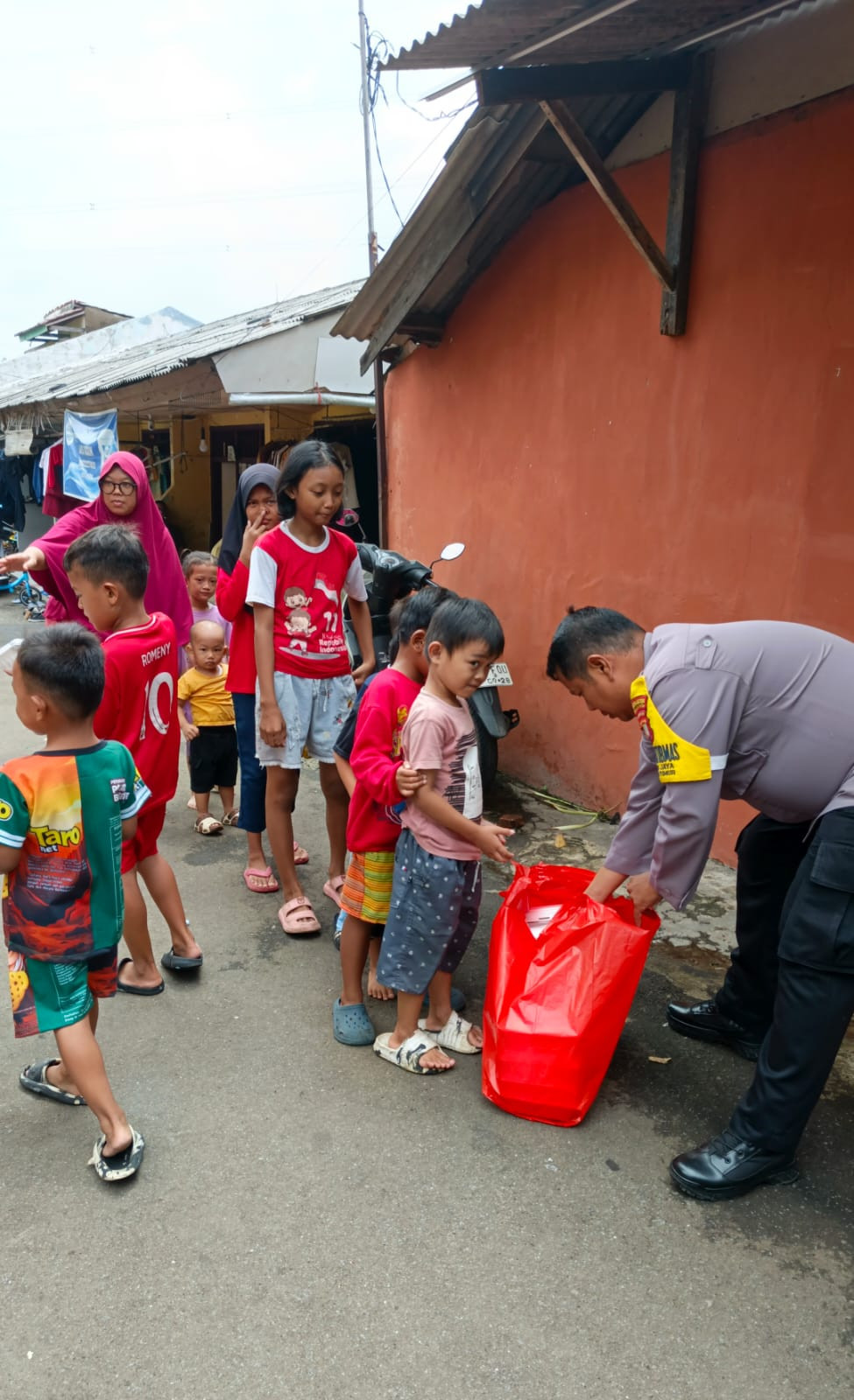Polsek Rawalumbu Berbagi Nasi untuk Warga Terdampak Banjir di Duren Jaya