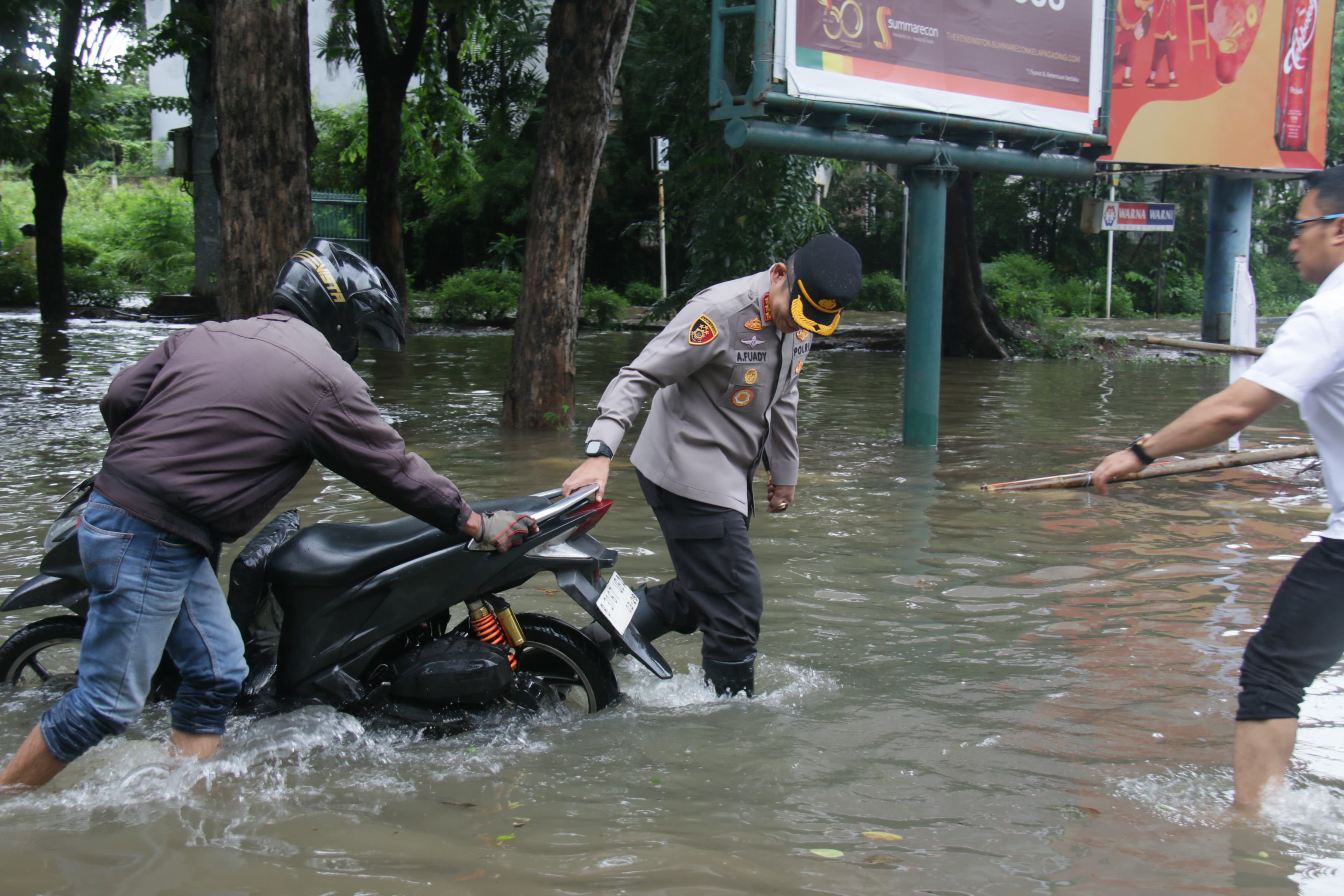 Kapolres Metro Jakarta Utara Pimpin Bantuan dan Pengecekan Terhadap Warga Terdampak Banjir di Kelapa Gading