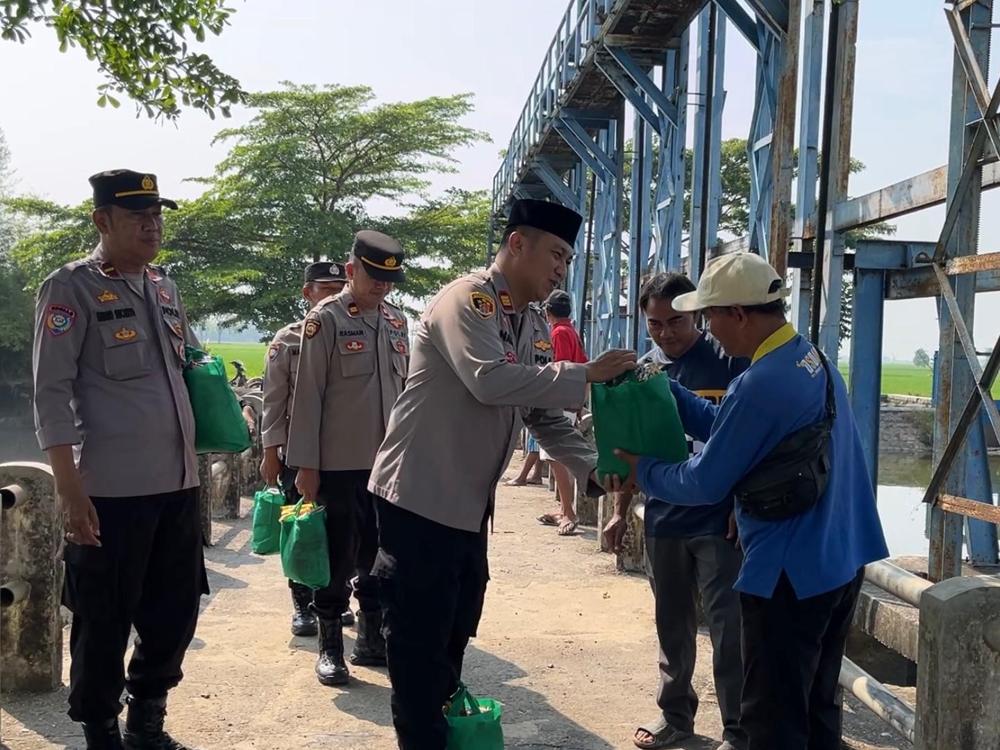 Polsek Sukatani Gelar Jumat Berkah, Bagikan Sembako kepada Warga Kurang Mampu
