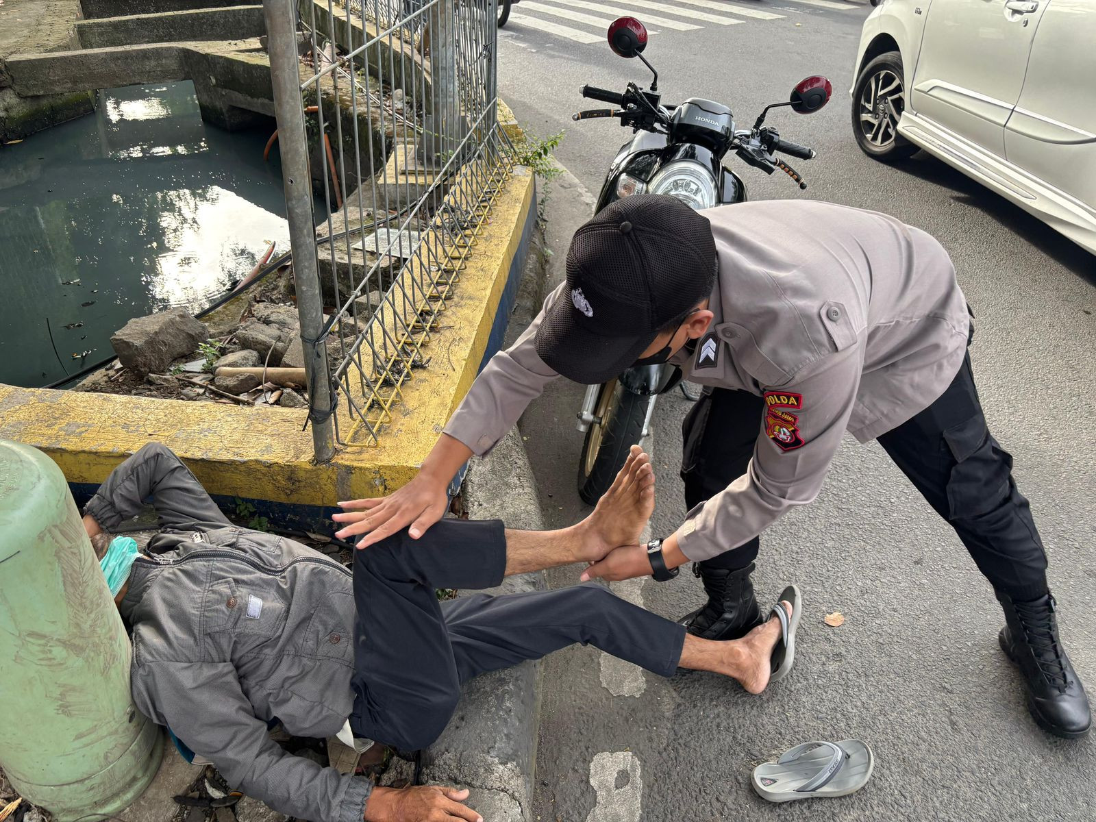 Sigap! Seorang Polisi Beri Pertolongan Pertama Korban Kecelakaan