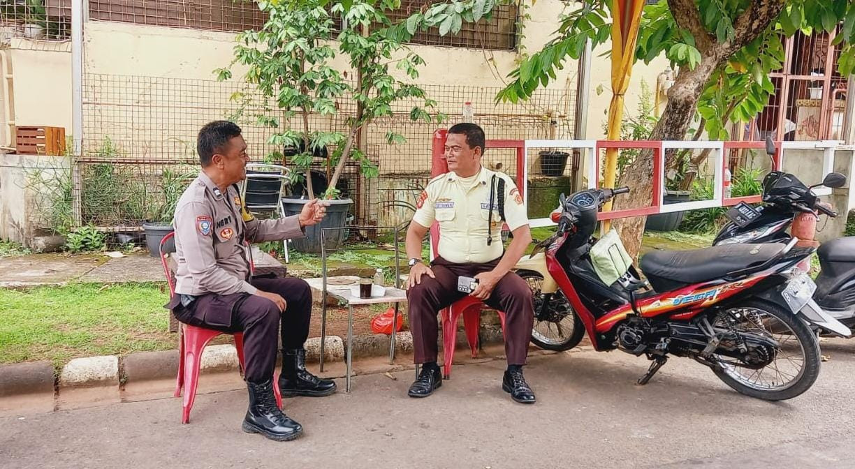Bhabinkamtibmas Berikan Imbauan Jaga Keamanan Lingkungan  Perumahan Kemang Pratama 2