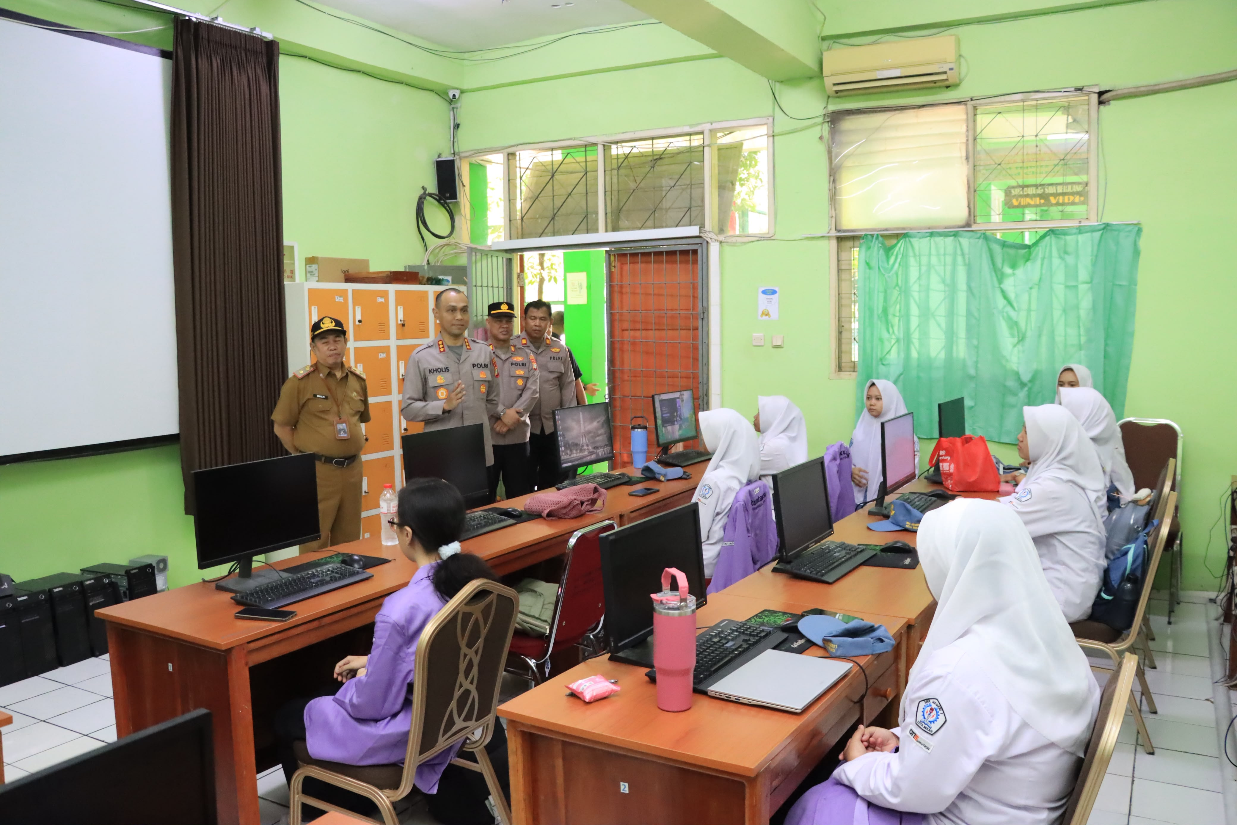 Kapolres Metro Bekasi Kota Kunjungi SMKN 1 Kota Bekasi, Berikan Motivasi Belajar dan Ajak Siswa Jauhi Narkoba serta Tawuran