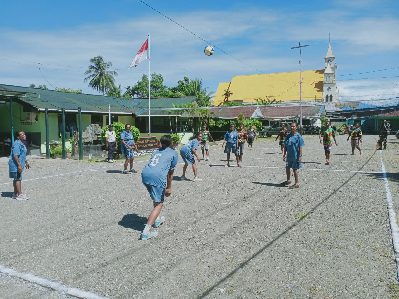 Koramil Timika Gelar Komsos Kreatif Bersama Warga Lewat Lomba Bola Voli