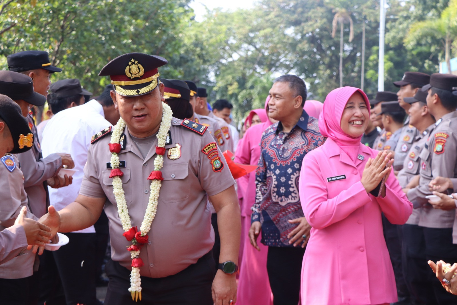 Polres Kepulauan Seribu Gelar Pisah Sambut dan Tradisi Pedang Pora Purna Bakti PJU