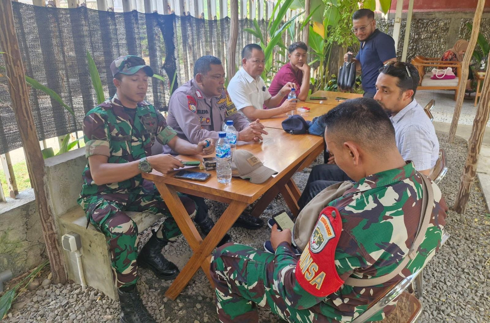 Bhabinkamtibmas dan Babinsa Gelar Patroli Gabungan Cegah Gangguan Kamtibmas di Jatiwaringin