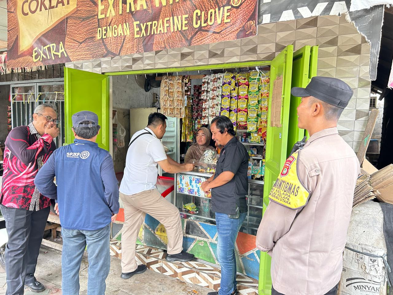 Bhabinkamtibmas Pulau Kelapa Dampingi Pemantauan Harga Kebutuhan Pokok di Kepulauan Seribu Utara