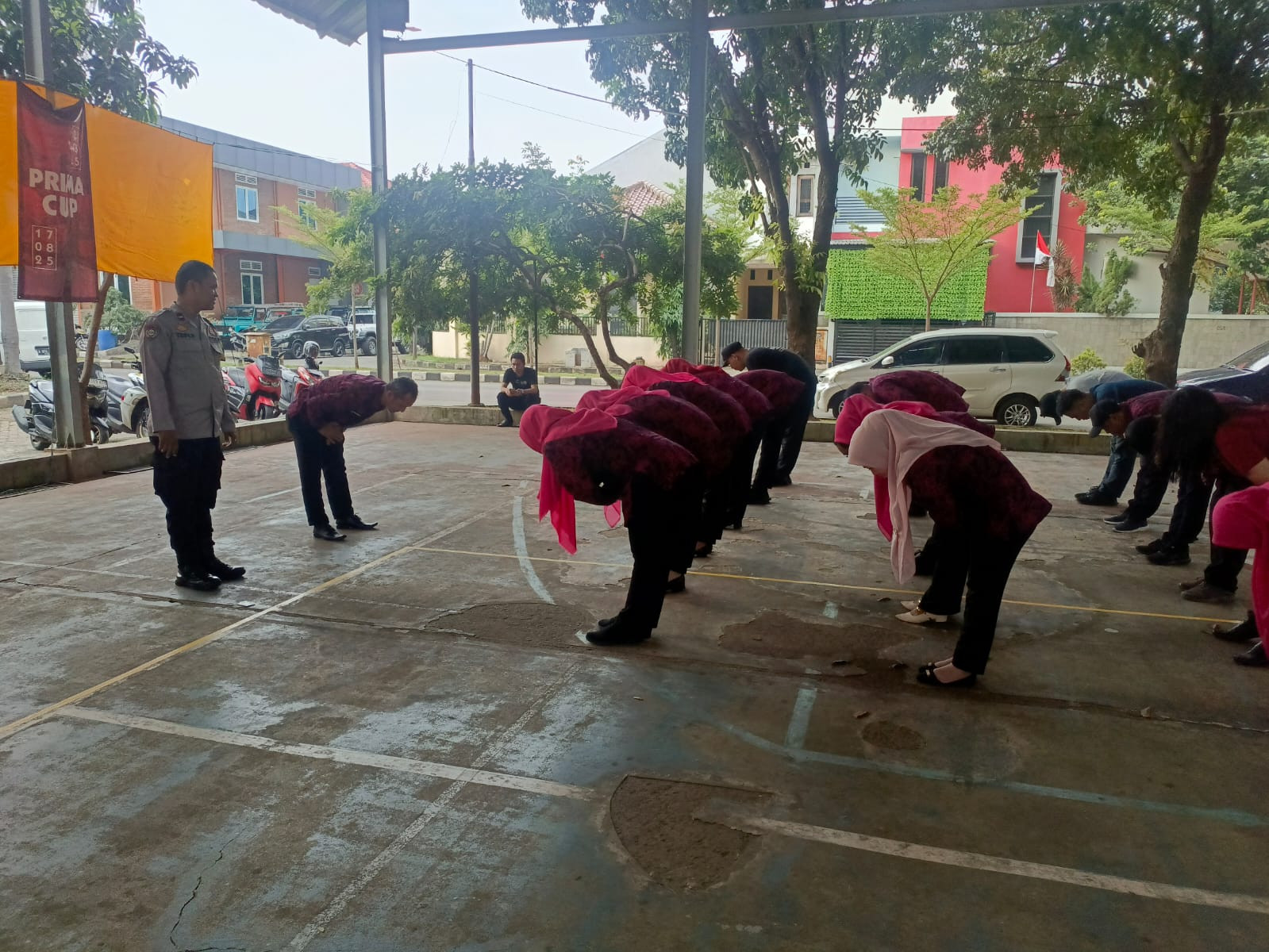 Bhabinkamtibmas Kelurahan Bintara Latih ASN dalam Persiapan Lomba PBB Tingkat Kota Bekasi