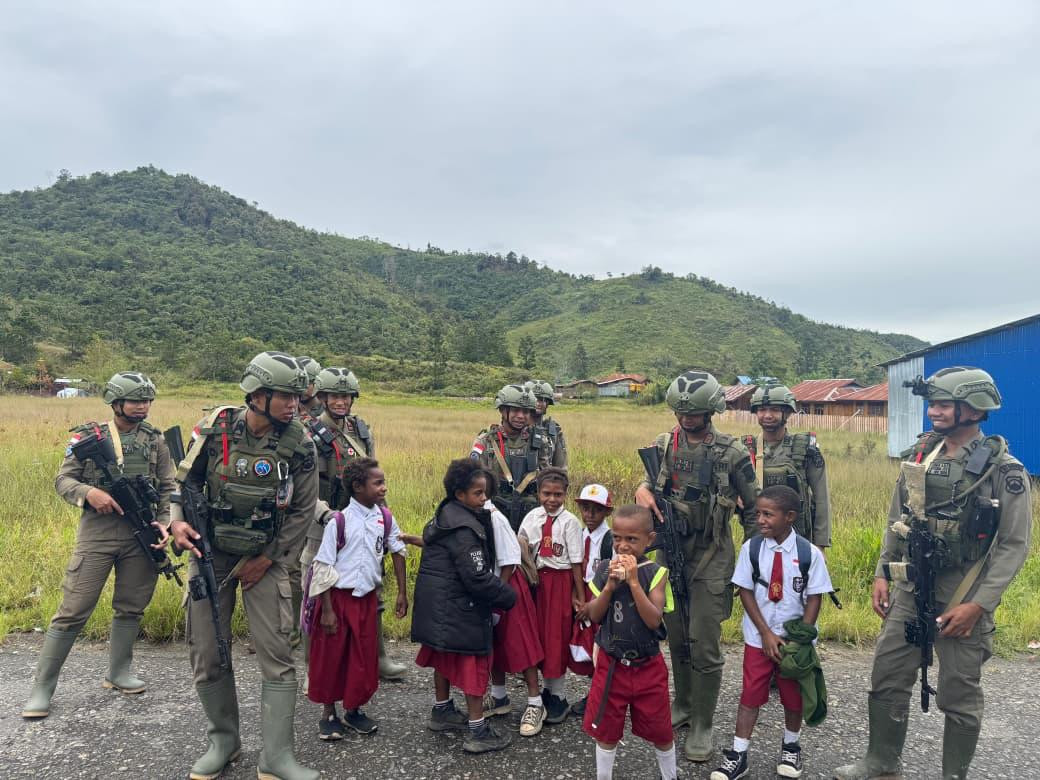 Patroli Humanis Satgas Ops Damai Cartenz di Kampung Kabiding, Kehangatan Warga dan Tawa Anak-Anak Warnai Pagi di Oksibil