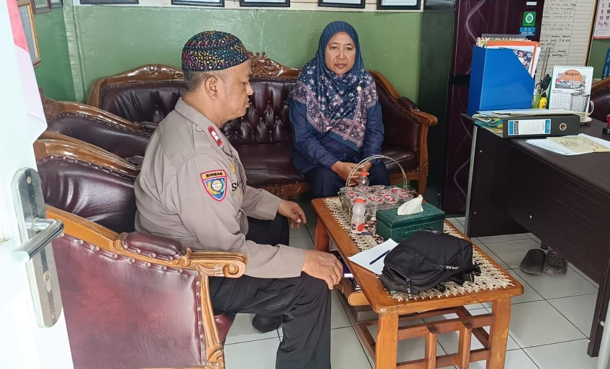 Cegah Kenakalan Remaja, Bhabinkamtibmas Kalibaru Sosialisasikan Jam Malam di Sekolah