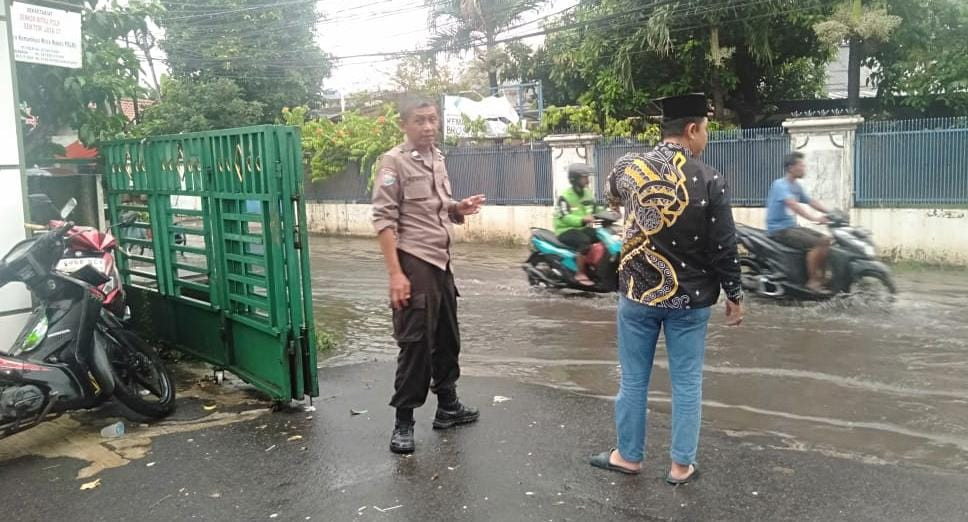 Pemantauan Debit Air oleh Bhabinkamtibmas Kelurahan Bintara