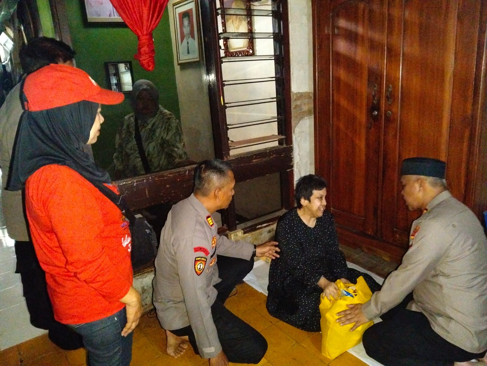 Wujud Peduli dan Empati, Kapolsek Bekasi Barat Kunjungi Warga Disabilitas dan Lansia di Kranji