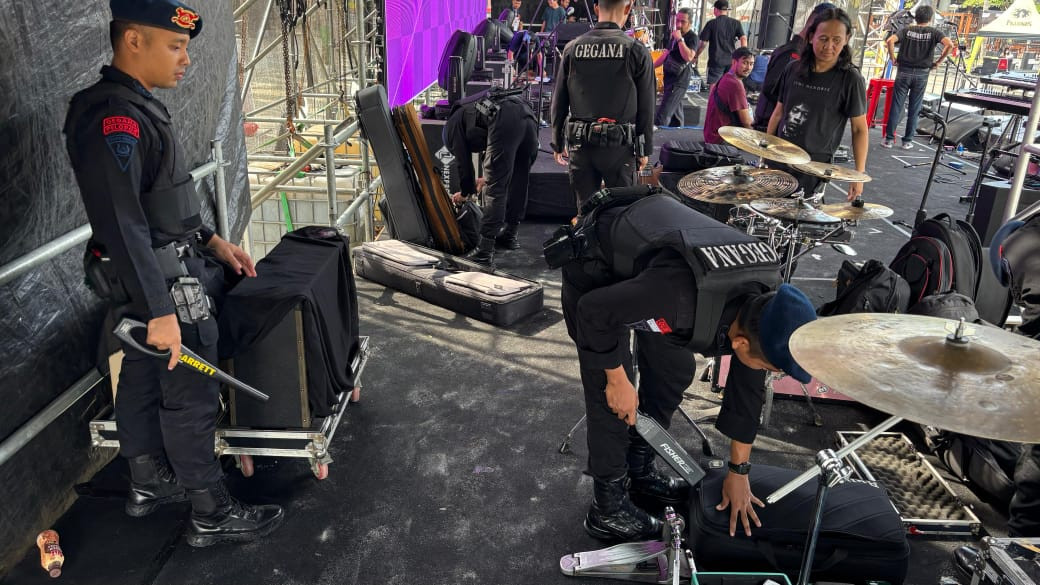 Brimob Polda Metro Jaya Pastikan Keamanan dan Kenyamanan Penonton di Awesome Skool Fest 2025 Ancol